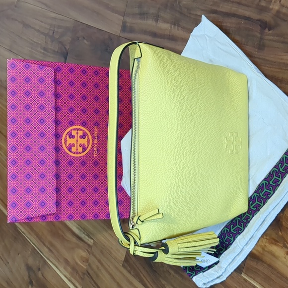 Tory Burch Thea Pebbled Leather Small Slouchy Shoulder Bag + Gift Bag Nw… - Picture 2 of 8